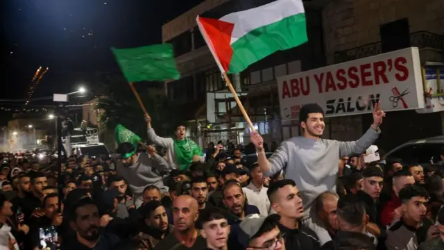 পতাকা হাতে সামনের তরুণও মুক্তি প্রাপ্তদের একজন। 