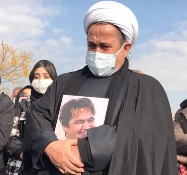 تصویری که از محمدعلی زم در مراسم هفتم پسرش سر خاک او منتشر شده است