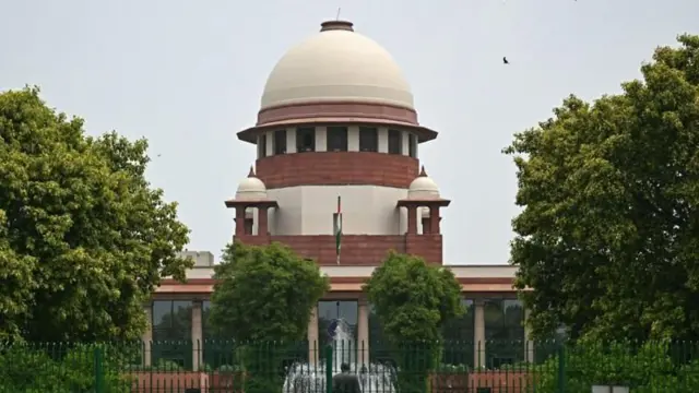 தேசிய கல்வி ஆராய்ச்சி மற்றும் பயிற்சி கவுன்சிலின் (என்சிஈஆர்டி ) எட்டாம் வகுப்பு சமூக அறிவியல் புத்தகம் குறித்து உச்ச நீதிமன்றம் இரண்டு கடுமையான உத்தரவுகளைப் பிறப்பித்துள்ளது.
