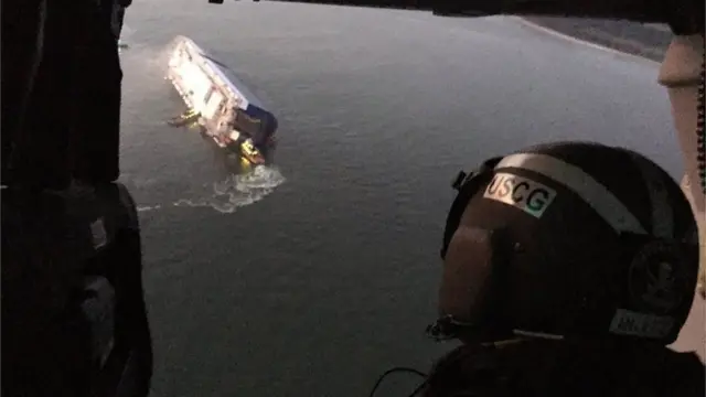 Un guardacostas sobrevolando el Golden Ray, en el mar de Georgia.