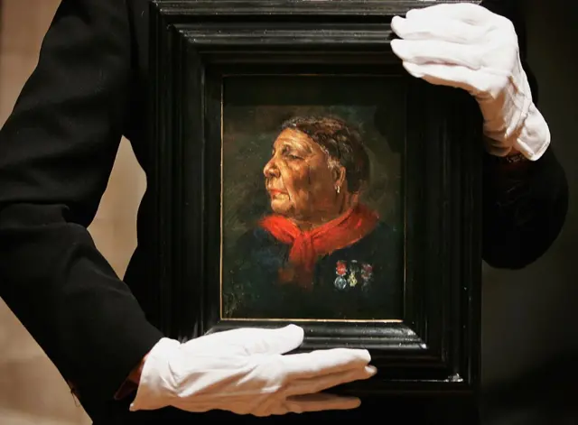 L'écrivain et historien Helen Rapaport tient un portrait de Mary Seacole par l'artiste Albert Chale à la National Gallery le 10 janvier 2005 dans la capitale britannique, Londres.