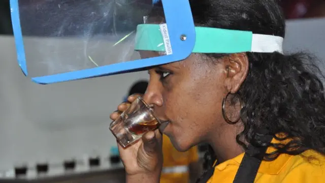 ቡና እየቀመሰች ያለች ሴት