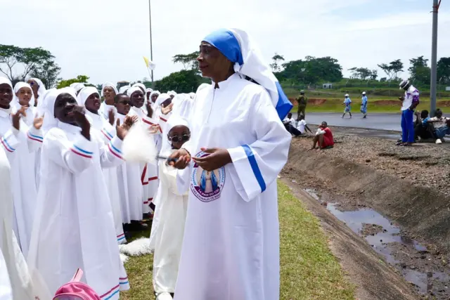Une marée humaine, des chants liturgiques entonnés à l’unisson et des fidèles en liesse : la visite du Pape Léon XIV au Cameroun a suscité une mobilisation exceptionnelle. 