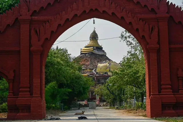 Поврежденная пагода в Мандалае 29 марта 2025 года, на следующий день после землетрясения, произошедшего в центральной Мьянме.