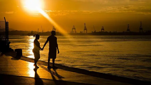 Una pareja disfruta del atardecer en el Muelle Mauá, en la nueva zona de Porto Maravilha, que incluye el barrio de Gamboa