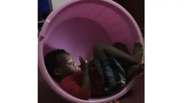 Umana yicaye mw'ibase ariko arakina na telefone