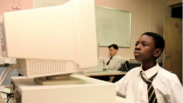 Les pédiatres exhortent les parents à contrôler les contenus que regardent les enfants sur les écrans.