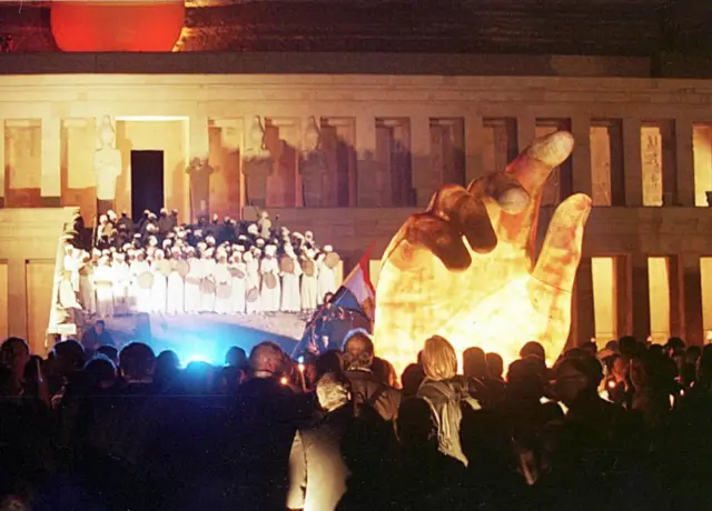 مذبحة الأقصر صدمت العالم وحشدت دعم الرأي العام العالمي لمصر.