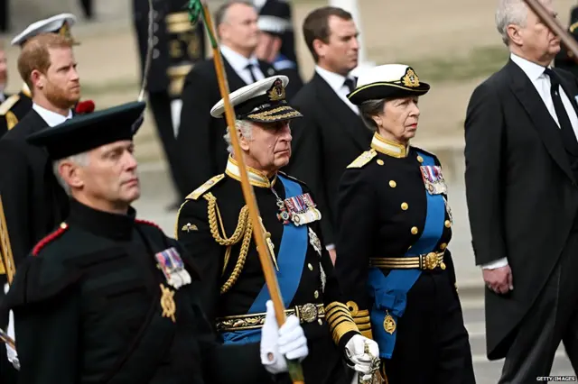 ਕਿੰਗ ਚਾਰਲਸ III ਅਤੇ ਐਨੀ, ਰਾਜਕੁਮਾਰੀ ਰੋਇਲ 19 ਸਤੰਬਰ, 2022 ਨੂੰ ਲੰਡਨ ਵਿੱਚ ਵੈਸਟਮਿੰਸਟਰ ਐਬੇ ਤੋਂ ਰੋਇਲ ਨੇਵੀ ਦੇ ਸਟੇਟ ਗਨ ਕੈਰੇਜ 'ਤੇ ਰੱਖੇ ਮਹਾਰਾਣੀ ਦੇ ਅੰਤਿਮ ਸੰਸਕਾਰ ਦੇ ਪਿੱਛੇ ਚੱਲਦੇ ਹੋਏ