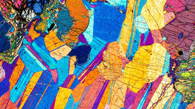 Micrografía de luz polarizada de una delgada sección de gabro, una roca ígnea.