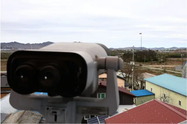 대성동 마을의 망원경을 통해 북한 기정동을 볼 수 있다