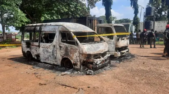 በእስር ቤቱ ላይ ጥቃት በተፈጸመበት ጊዜ የተቃጠሉ መኪኖች