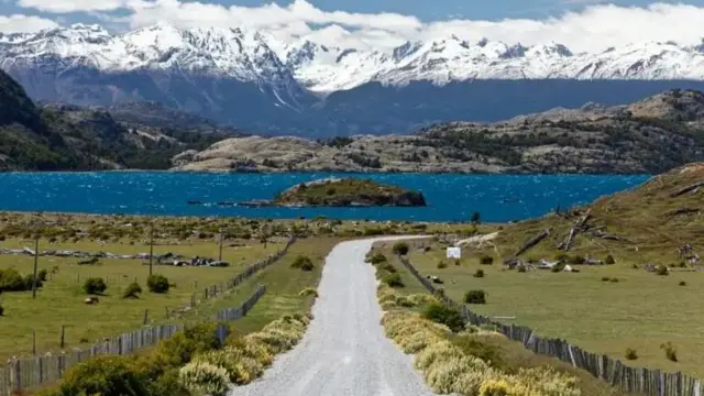 Carretera Austral yenye rangi ya samawati ya Ziwa General Carrera na Andes yenye theluji nyuma, katika eneo la Aysén, katika mkoa wa Santa Cruz (Patagonia, Chile)