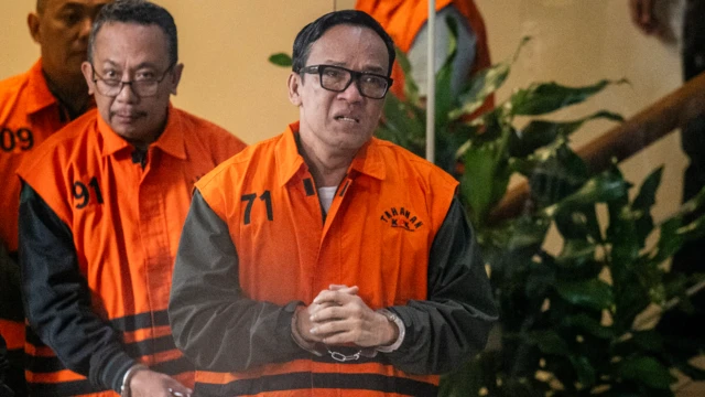 Wakil Menteri Ketenagakerjaan (Wamenaker) Immanuel Ebenezer (ketiga dari kiri) bersama tersangka lainnya berjalan menuju ruang konferensi pers usai terjaring OTT KPK di Gedung Merah Putih KPK, Jakarta, Jumat (22/8/2025).