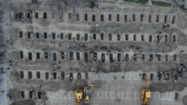 Minabda Şəcra Tayyibə məktəbinə hava hücumu nəticəsində ölənlər dəfn edilir