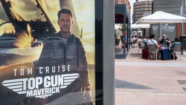 西班牙馬德里街頭一幅《壯志凌雲：獨行俠》電影海報（27/5/2022）