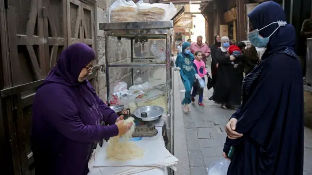 بائعة في حارة مصرية