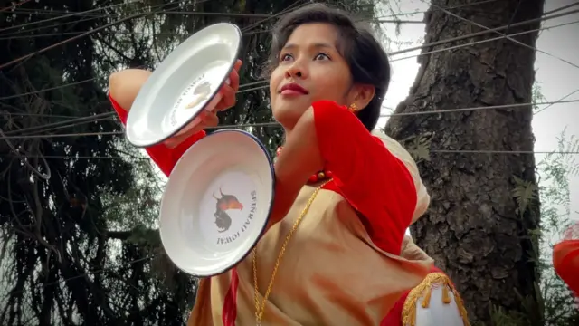 घराण्याच्या नावाला जी प्रतिष्ठा जोडली जाते, ती इथं आईची आहे. 