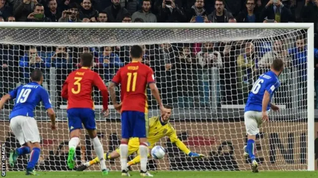 Daniele de Rossi waxa uu xalay dheelay kullankiisii 108-aad ee Taliyaaniga uu u ciyaaro.
