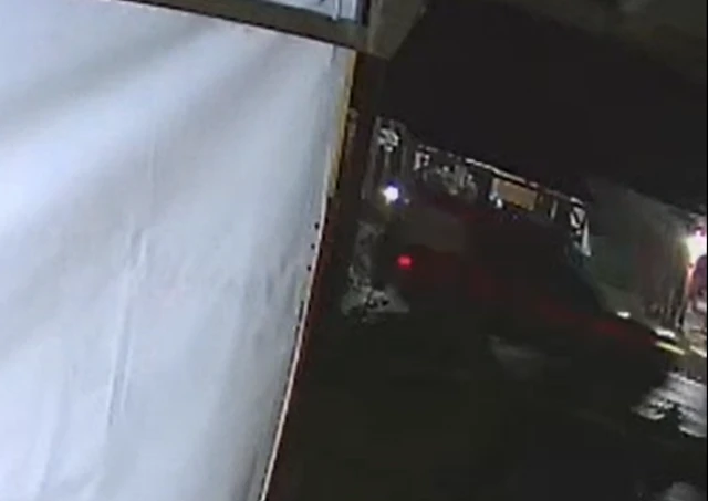 Salah satu tangkapan layar rekaman CCTV di sekitar lokasi kejadian. Ully memperoleh rekaman CCTV yang ia cari secara mandiri, dan berupaya mengidentifikasi jenis kendaraan dalam konvoi yang terlibat dalam insiden yang menewaskan putranya.