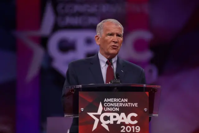 اولیور نورث در حال سخنرانی در انجمن محافظهکاران آمریکا در سال ۲۰۱۹