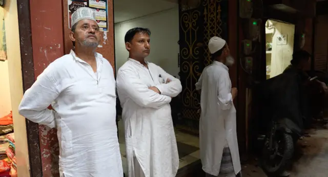 पुराने वाराणसी का मदनपुरा इलाका, जहां साड़ियों के थोक व्यापार का गढ़ माना जाता है.