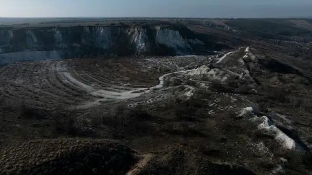 З повітряного ракурсу видно крейдяний кар'єр на горі Карачун у Слов'янську Донецької області.