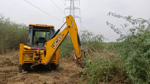 ఇళ్ల స్థలాలు చదును చేస్తున్న దృశ్యం