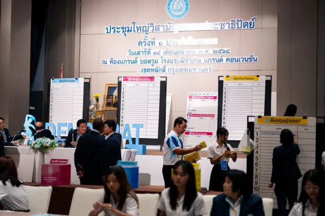 การประชุมใหญ่พรรค ปชป. ครั้งล่าสุดเมื่อ 18 ต.ค. 2568 ซึ่งมีการเปลี่ยนโครงสร้าง กก.บห. ชุดใหม่ ได้อภิสิทธิ์ เวชชาชีวะ กลับมาเป็นหัวหน้าพรรคอีกครั้ง