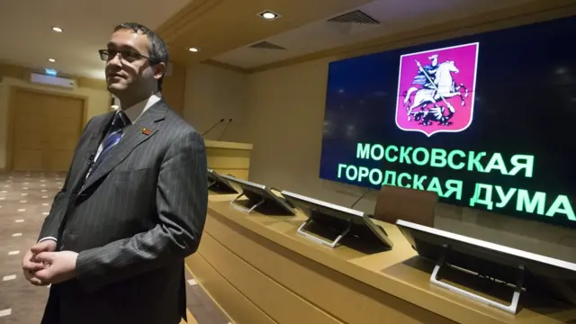 Председатель Мосгордумы Алексей Шапошников не хочет оставлять свой пост. Экс-координатор "Молодой гвардии" "Единой России" в 2014 году избирался при поддержке партии власти, но в этот раз свою партийную принадлежность решил скрыть.