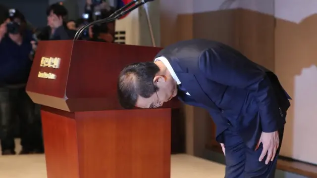 김기남 삼성전자 대표이사가 23일 서울 중구 프레스센터에서 열린 '삼성전자-반올림 중재판정 이행합의 협약식'에서 사과문 발표 도중 고개 숙여 사과를 하고 있다