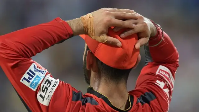 #RCBvCSK: அதிரடி ஃபினிஷர் தோனி - களையிழந்த அனுஷ்கா ஷர்மா