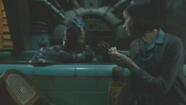 ફિલ્મનું એક દૃશ્ય જેમાં સૅલી 'ઉભયજીવી' ડગ જોન્સ સાથે બેઠાં છે