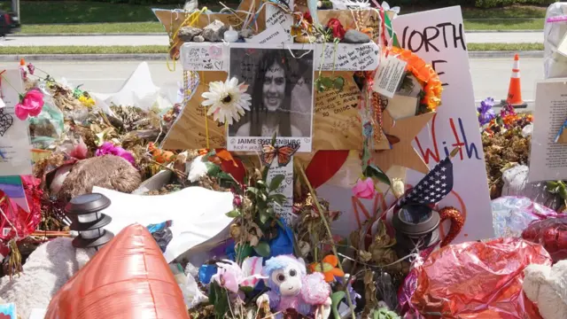 સ્ટોનમેન ડગ્લાસ સેકન્ડરી સ્કૂલ પરના ગોળીબારમાં માર્યા ગયેલા લોકોને શ્રદ્ધાંજલિ આપવામાં આવી હતી