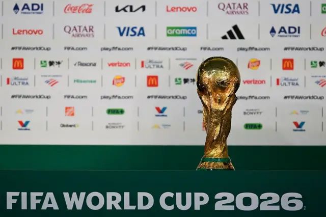 O troféu da Copa do Mundo durante entrevista coletiva do presidente da Fifa, Gianni Infantino, na véspera da partida de abertura da Copa do Mundo de 2026, na Cidade do México