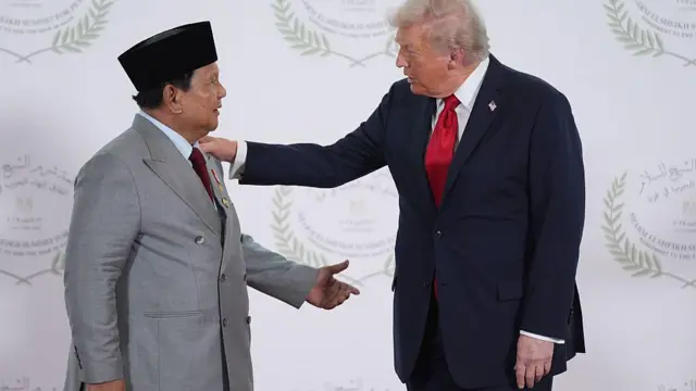 Presiden Donald Trump menyambut Presiden Prabowo Subianto saat pertemuan puncak para pemimpin dunia tentang mengakhiri perang Gaza pada 13 Oktober 2025 di Sharm El-Sheikh, Mesir.