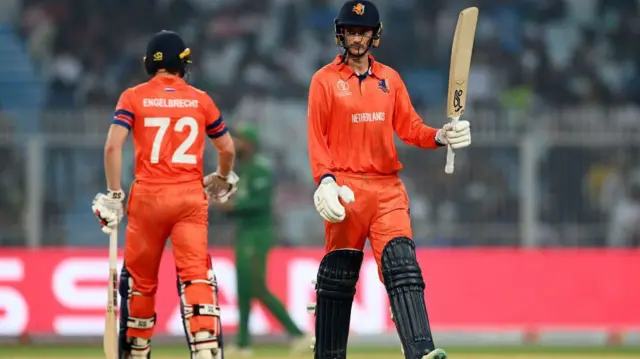 হাফসেঞ্চুরি করার পর ব্যাট তুলে অভিবাদন স্কট এডওয়ার্ডসের 