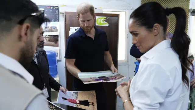 Герцог и герцогиня Сассекские во время посещения молодежного центра QuestScope в лагере беженцев Заатари, где проживают перемещенные сирийцы, недалеко от Мафрака в северной части Иордании.