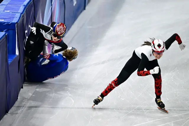 Канадская шорт-трекистка Кортни Саро обходит американку Коринн Стоддард и южнокорейскую спортсменку Ким Гиль-ли 