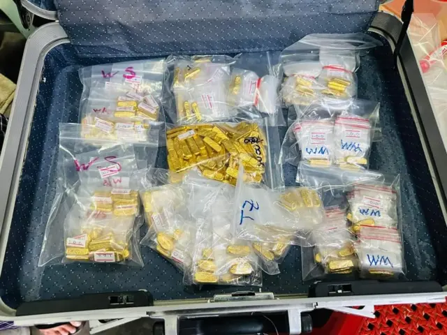 ရွှေစျေးတည်ငြိမ်ရေး ကြိုးပမ်းဖို့ တစိတ်တစ်ပိုင်းအနေနဲ့ ရန်ကုန်နဲ့ မန္တလေးက ရွှေအသင်းတွေက ဝယ်လိုသူတွေကို ရွှေတုံးငယ်တွေ ရောင်းချပေးနေ 