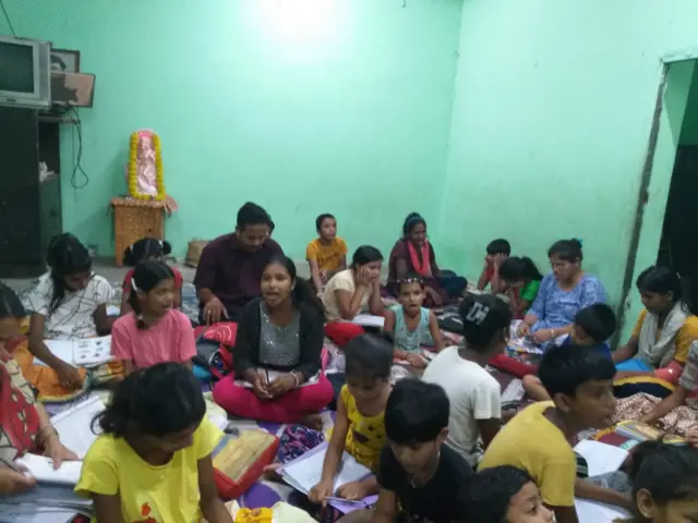 পথিকৃৎ সাহার সঙ্গে খুদে পড়ুয়ারা।