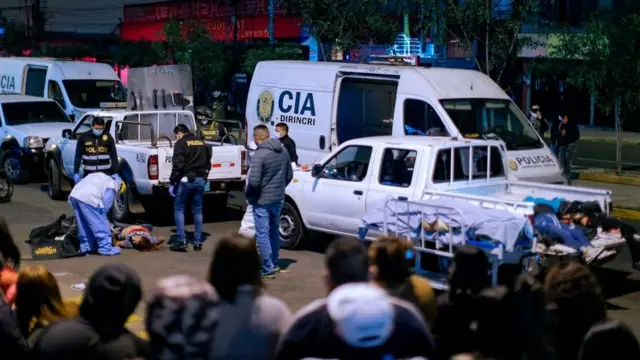 Patrullas de policías afuera de Thomas Restobar.