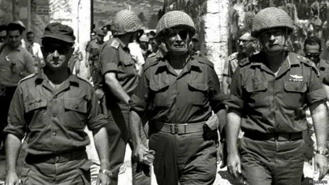 इसराइल के सेनाध्यक्ष जनरल राबीन दाहिनी ओर, बीच में पूर्व रक्षा मंत्री मोशे द्यान.