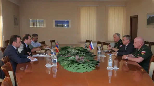 Ermənistan müdafiə naziri David Tonoyan iyulun 18-də Ermənistanda Rusiya Federasiyasının müvəqqəti səfiri Andrey İvanovu, Ermənistanda Rusiya hərbi hava qüvvələri attaşesi Yevgeni Bulavitsini və 102 saylı hərbi bazanın komandanı Vladimir Yelkanovu qəbul edib.