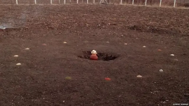 घटापासून दीड फुटांच्या अंतरावर 18 प्रकारची धान्यं ठेवली जातात.