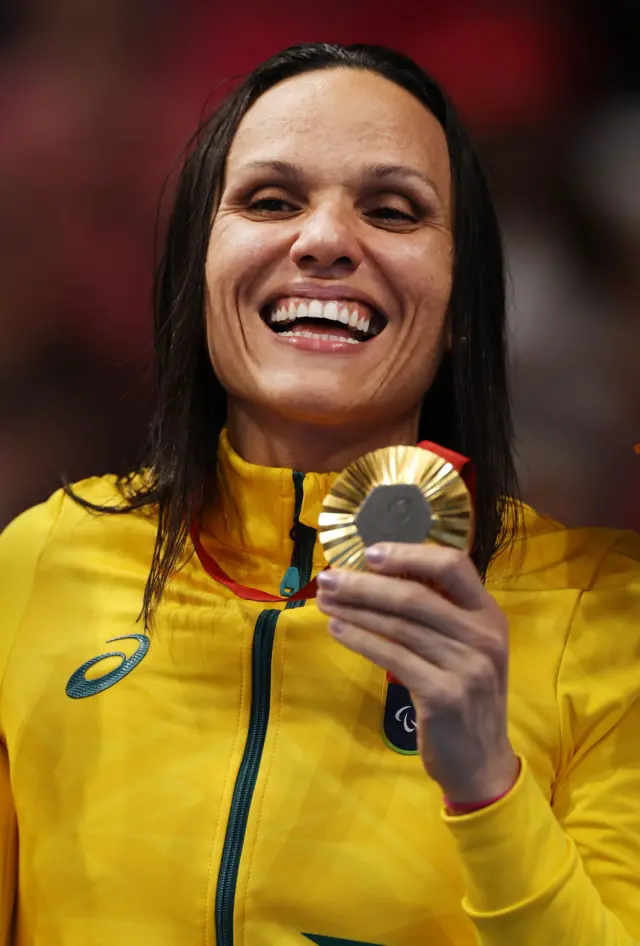 La nadadora brasileña Carol Santiago con una de las medallas de oro que obtuvo en París 2024.