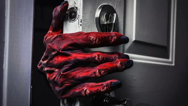 Красная рука, открывающая дверь