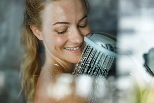 શાવરમાં કેટલા બૅક્ટેરિયા હોય, બાથરૂમમાં સ્વચ્છતા, કેવા પ્રકારનો શાવર, હોઝપાઇપ કે પ્લમ્બિંગ વાપરવા, નહાતી વખતે કઈ બાબતોનું ધ્યાન રાખવું, આરોગ્ય સમાચાર, બીબીસી ગુજરાતી ઇન્ટરનેશનલ ન્યૂઝ આંતરરાષ્ટ્રીય સમાચાર