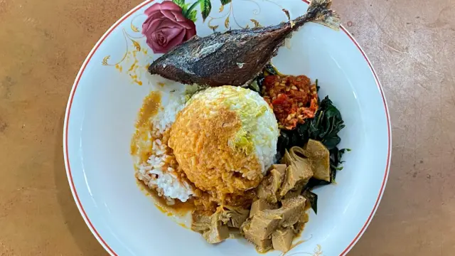 Menu kedua terdiri dari ikan, sayur dan nasi.