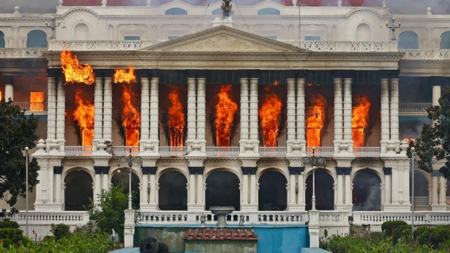 Parlamento pegando fogo